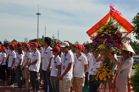 Đoàn đại biểu thanh thiếu niên, sinh viên Việt Nam ở nước ngoài về thăm quê Bác